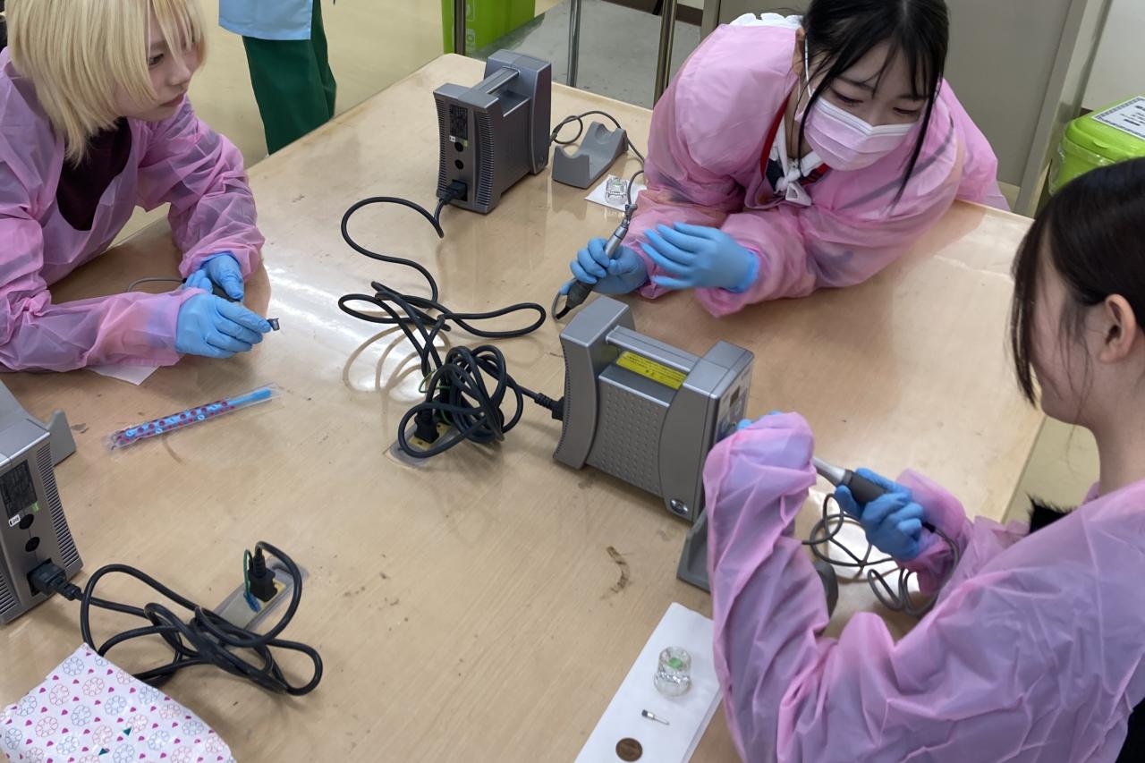 歯科機械を使って汚れを落としてみよう