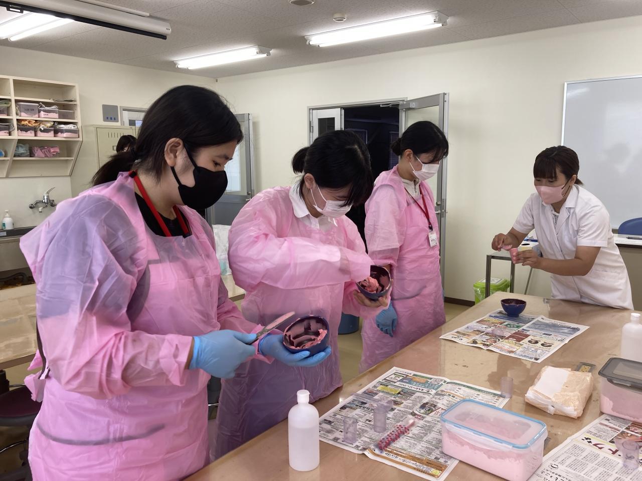歯科材料を使って型どりをしよう